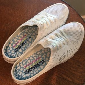 Skechers tennis shoe slip ons